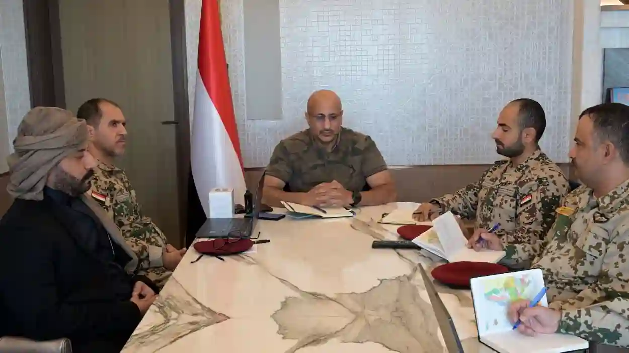 فيديو| الفريق طارق صالح يترأس اجتماعاً عسكرياً موسعاً ويؤكد الجاهزية القتالية في جبهات الساحل الغربي