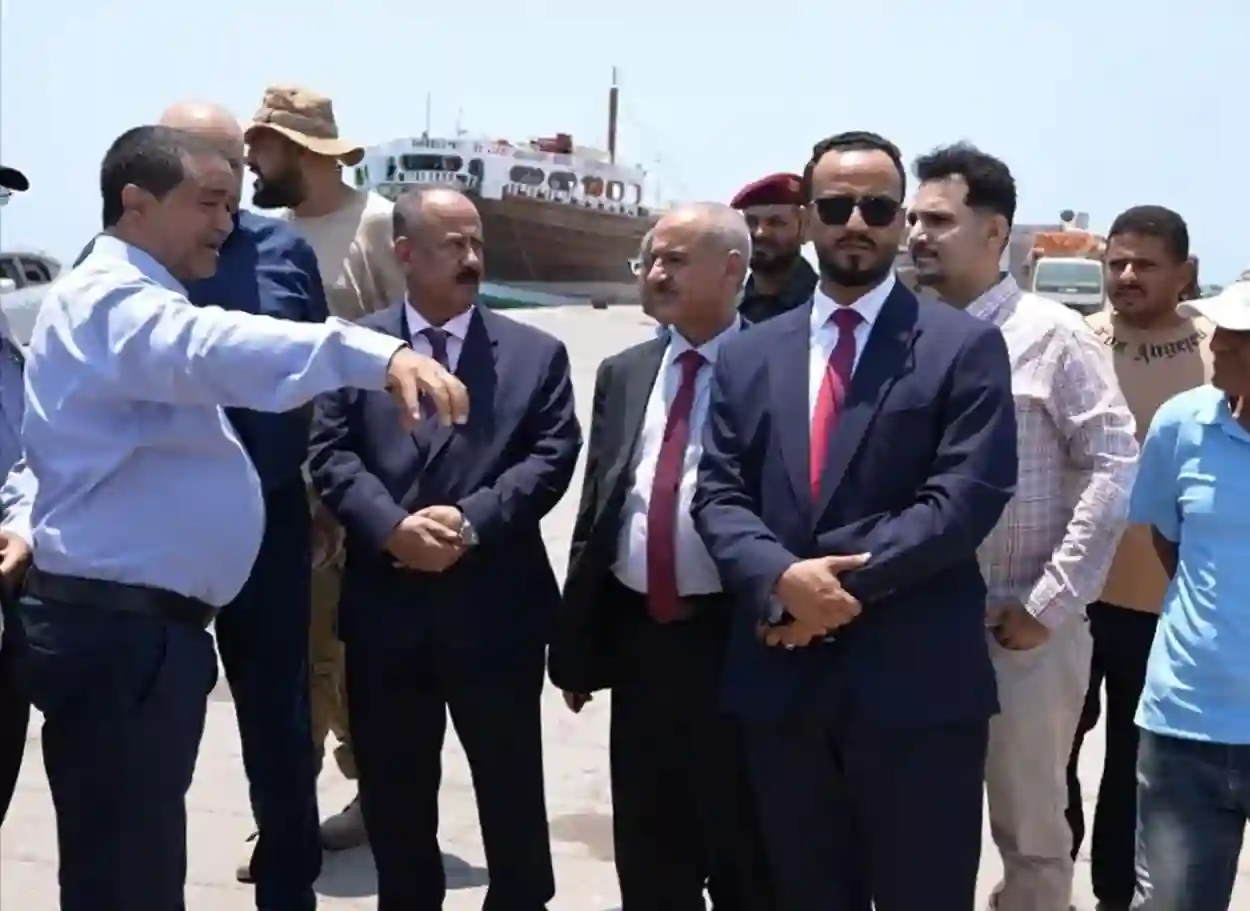 وزير النقل يزور ميناء المخا ويشدد على سرعة استكمال تأهيله وتشغيله