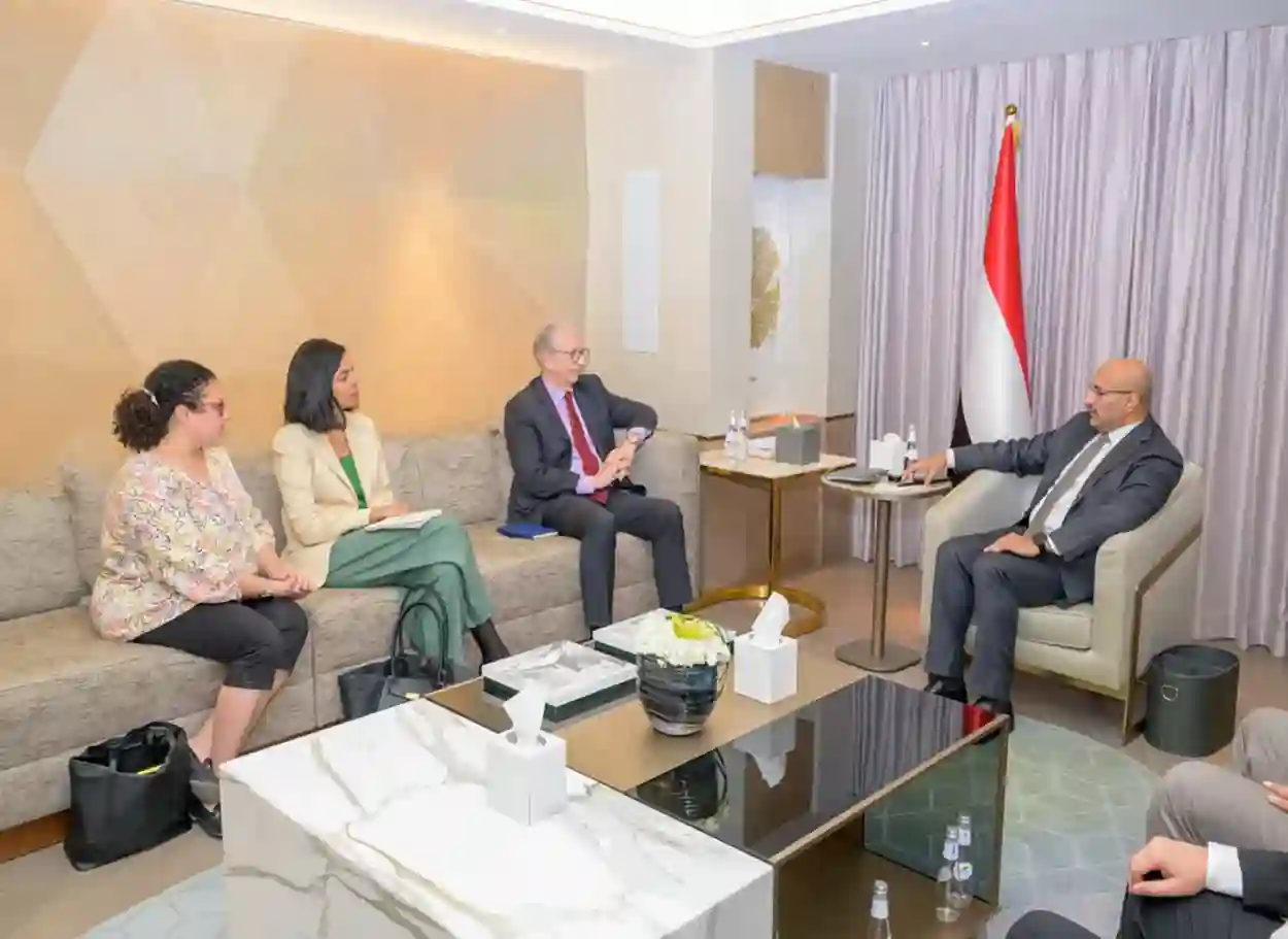 فيديو| طارق صالح يبحث مع السفير الألماني التطورات السياسية والأمنية في اليمن