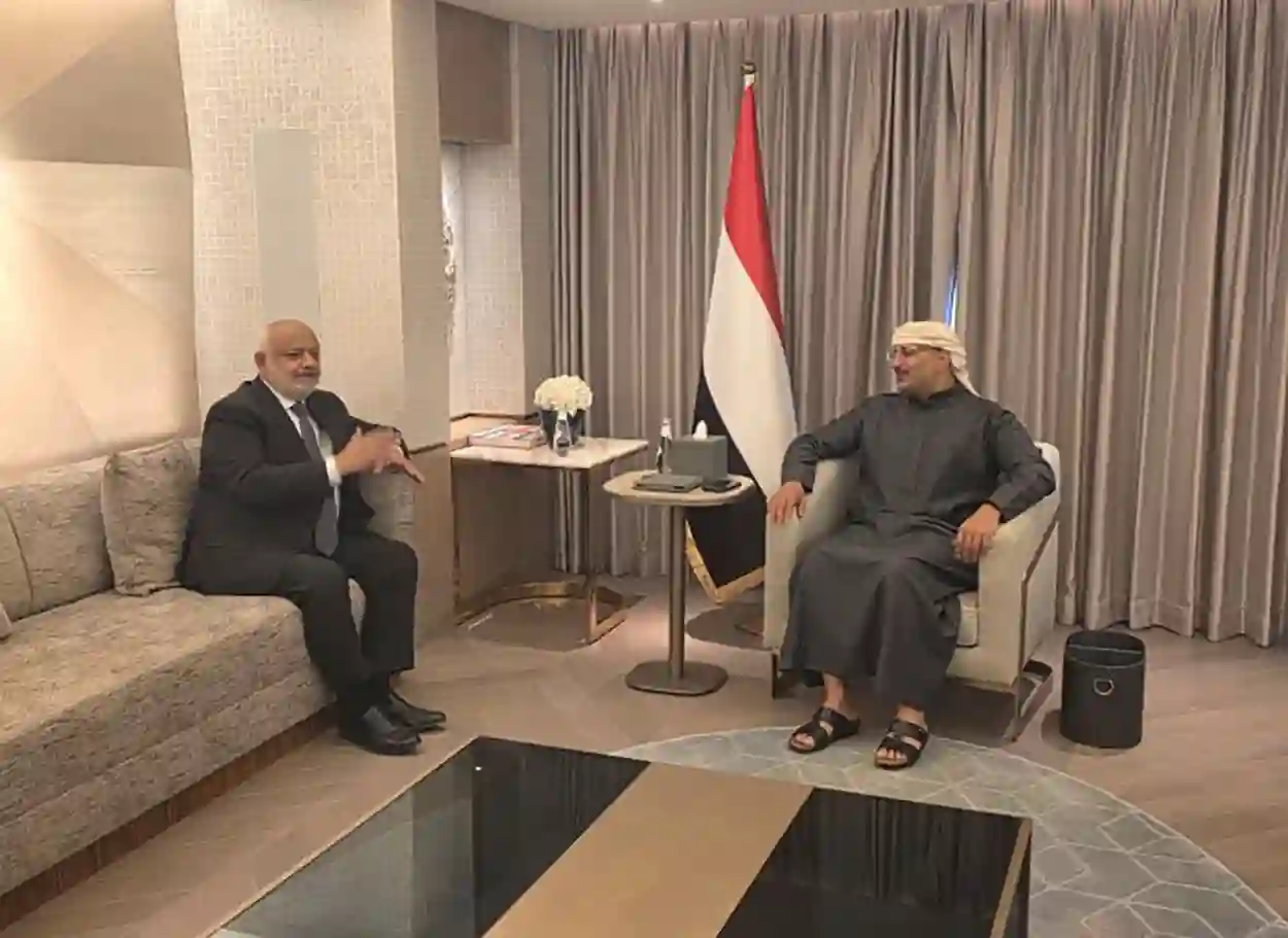 طارق صالح يلتقي محافظ الحديدة لمناقشة الأوضاع الخدمية والأمنية بالمحافظة