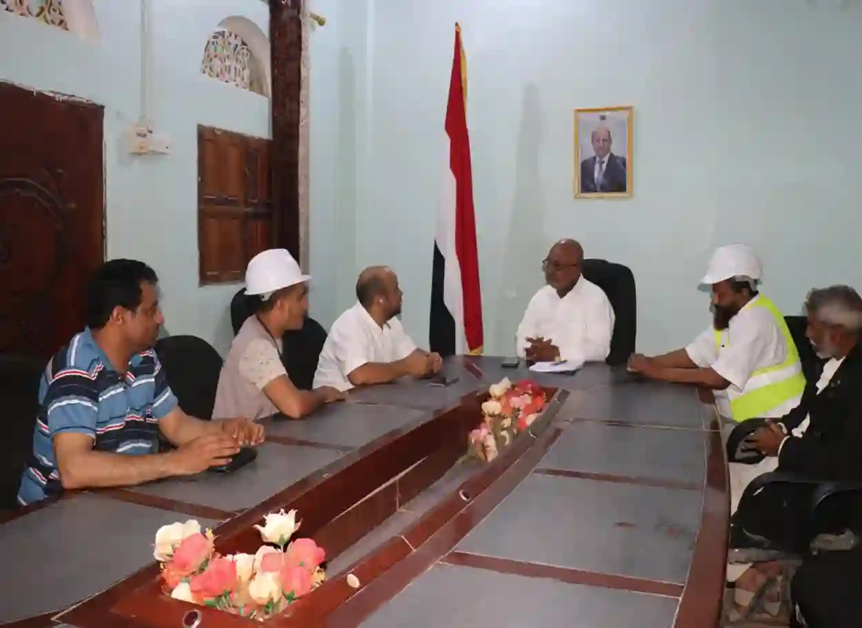 الحديدة: السلطة المحلية في الخوخة تناقش مع الصندوق الاجتماعي للتنمية مشاريع خدمية جديدة