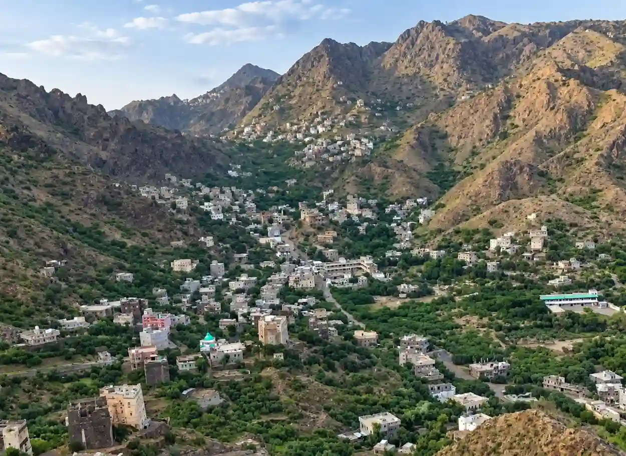 سلطة مقبنة تطلق نداء استغاثة عاجل لإغاثة مئات الأسر النازحة جراء الانتهاكات الحوثية
