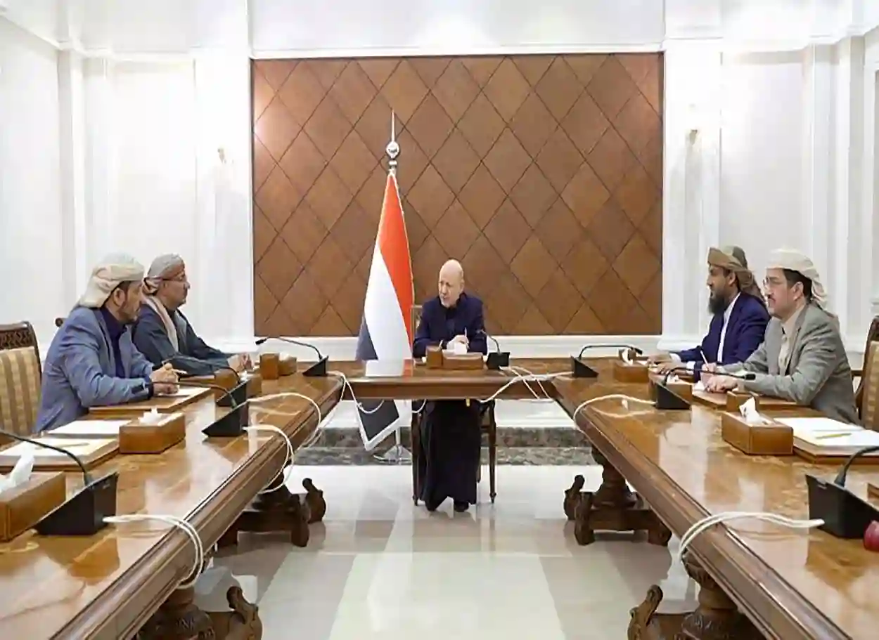  مجلس القيادة الرئاسي يسقط عضوية الزبيدي ويحيل وزيري النقل والتخطيط للتحقيق