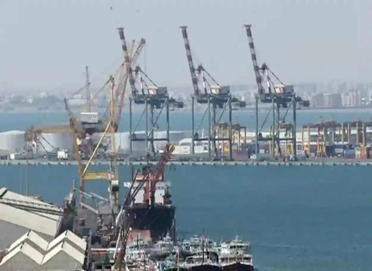 إجراءات حكومية جديدة لتشديد الرقابة على دخول السفن إلى الموانئ اليمنية