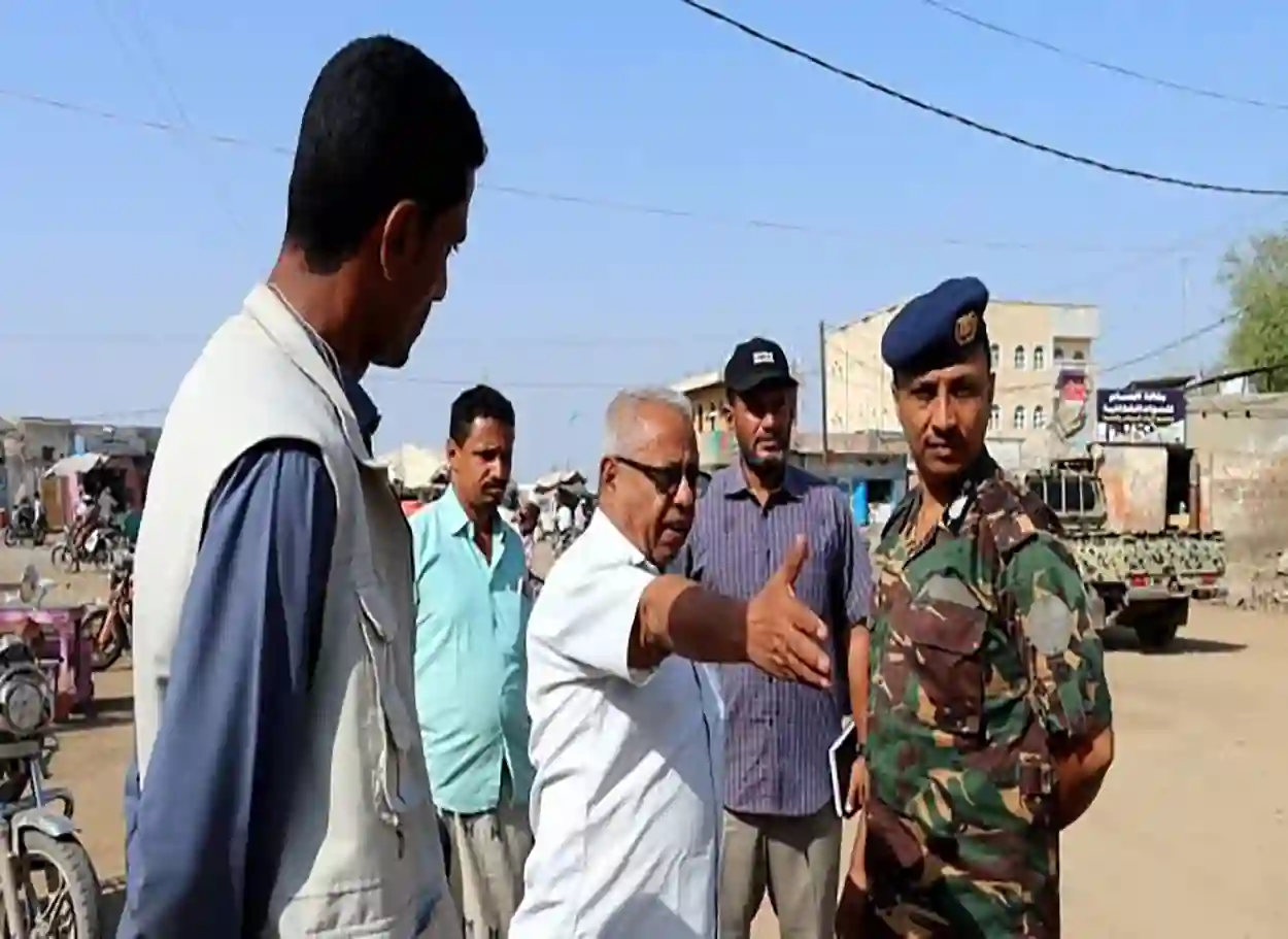 الحديدة: السلطة المحلية تتفقد مشروع تأهيل مدخل حيس وحملات النظافة بالأحياء