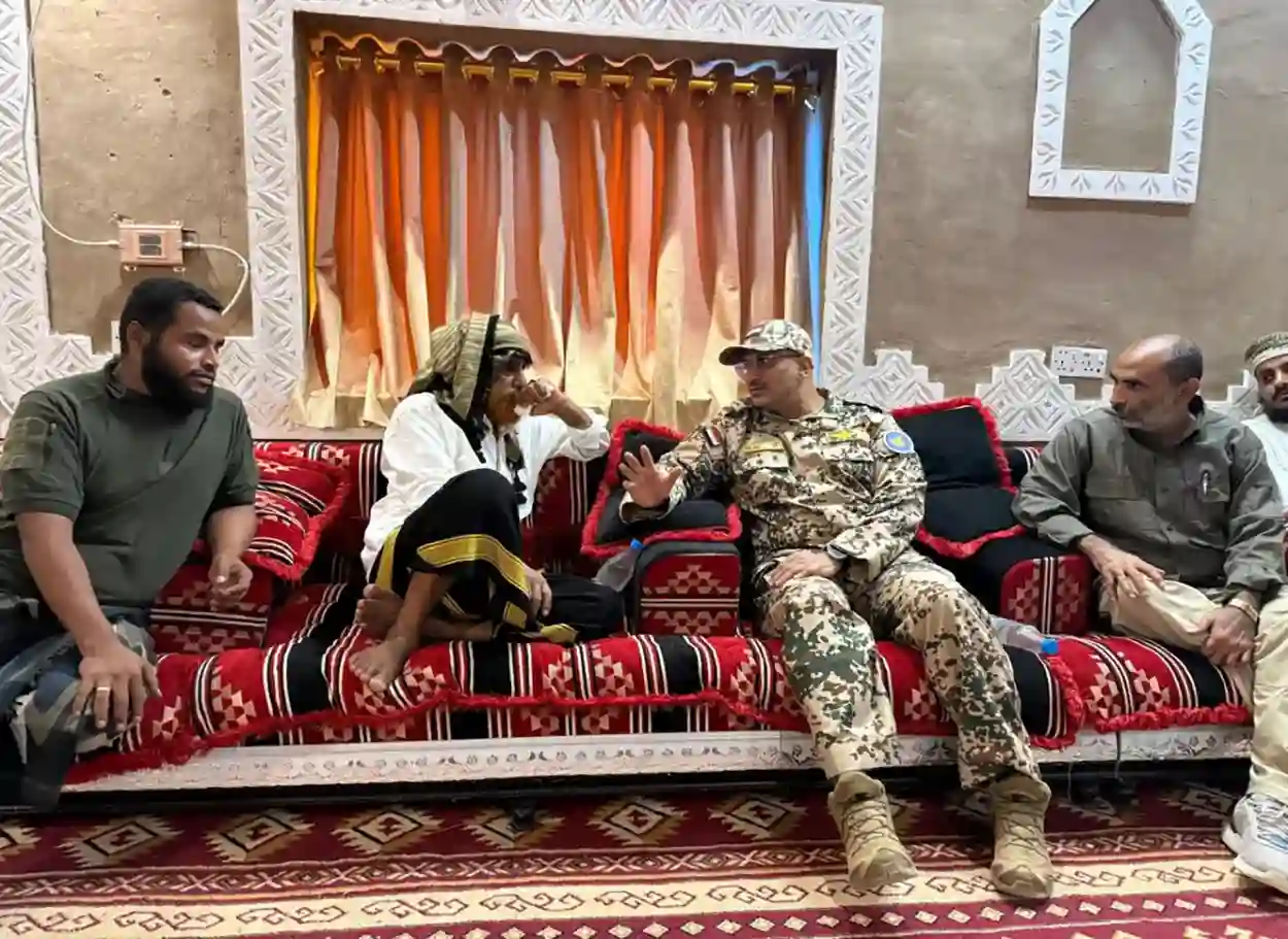 فيديو | الفريق طارق صالح يؤدي واجب العزاء لأسرة الشهيد يحيى وحيش في الخوخة ويؤكد: دمه لن يذهب هدراً
