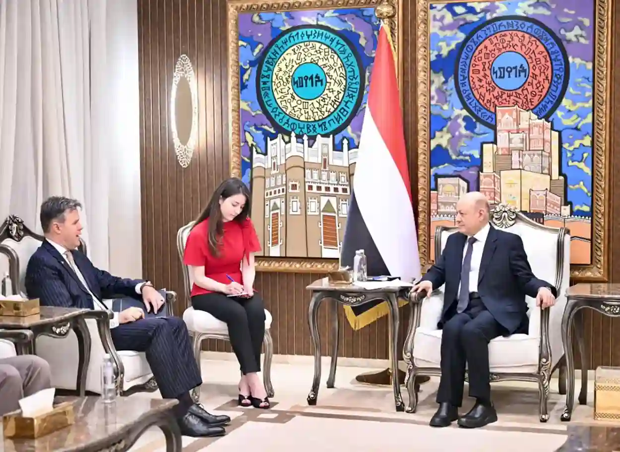 رئيس مجلس القيادة: استهداف ميناء المخا حرب حوثية ممنهجة على اقتصاد اليمن وتهديد للملاحة