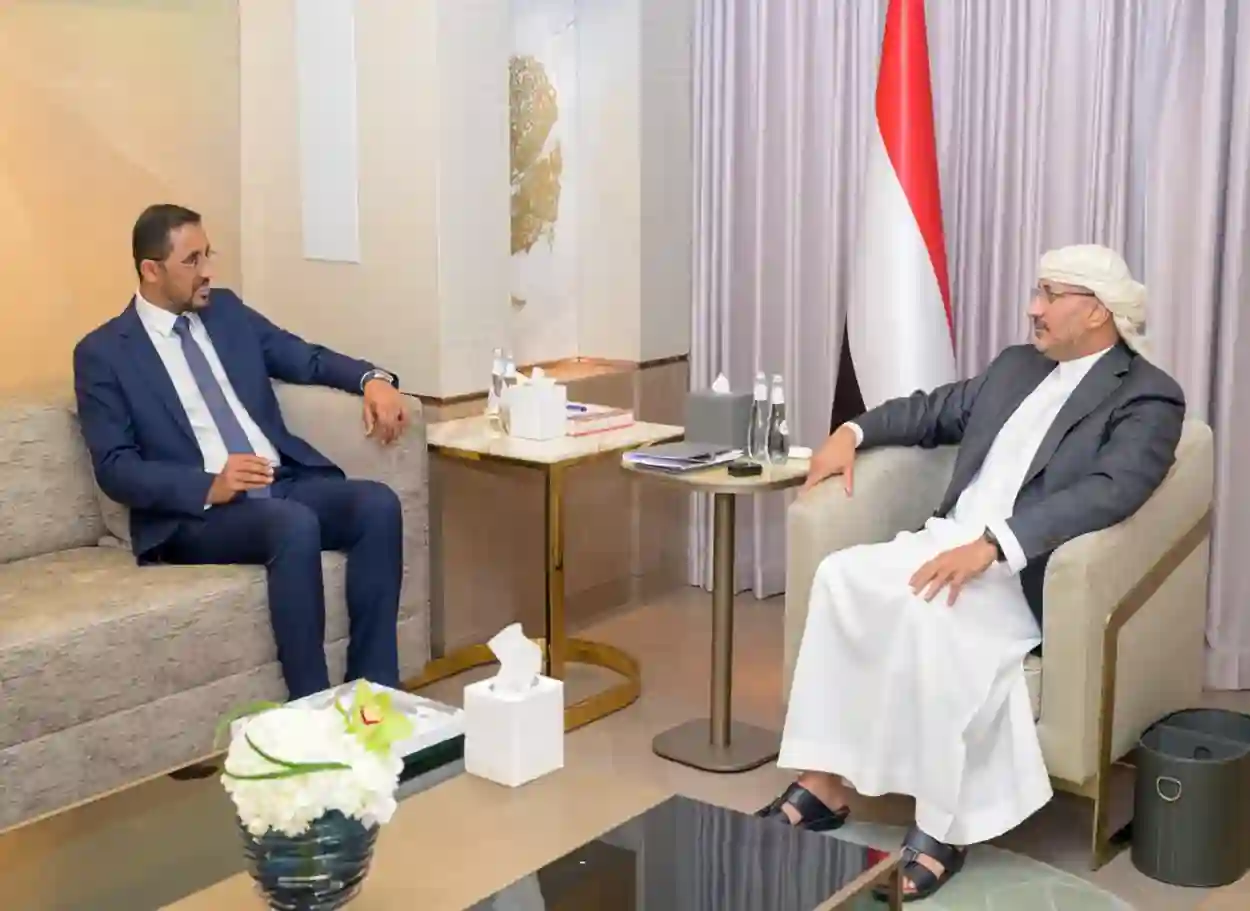 فيديو| طارق صالح يلتقي وزير الدولة القديمي ويشيد بالدور النضالي لأبناء تهامة ويؤكد أهمية تحسين الخدمات