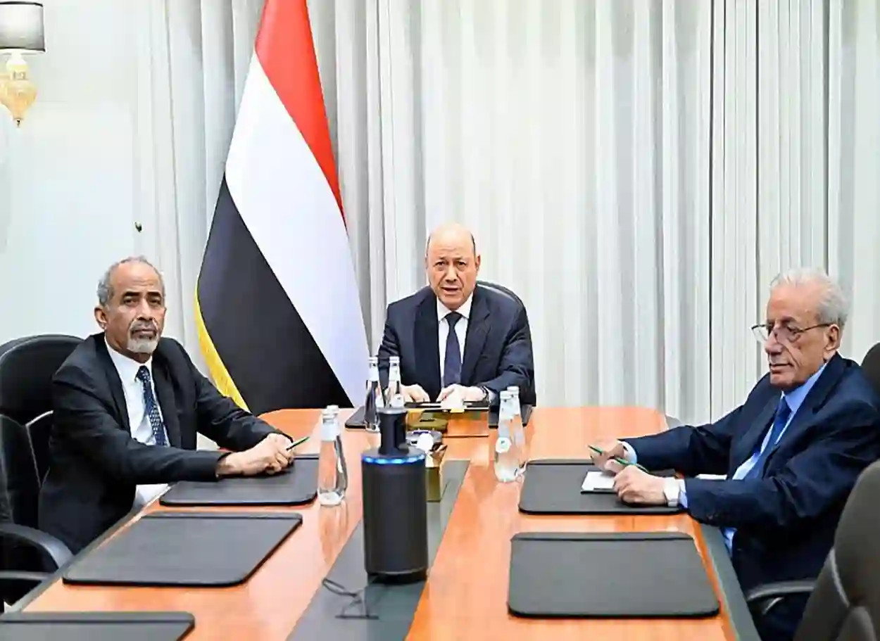 مجلس القيادة الرئاسي: لن نسمح بفرض رحلات إيرانية إلى صنعاء.. وجميع الإجراءات مطروحة لحماية السيادة
