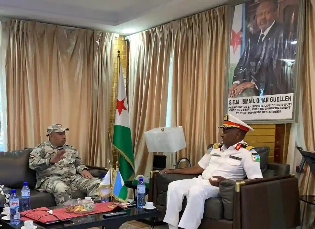قائد خفر السواحل بقطاع البحر الأحمر يبحث مع قائد خفر السواحل الجيبوتي تعزيز التعاون الأمني البحري