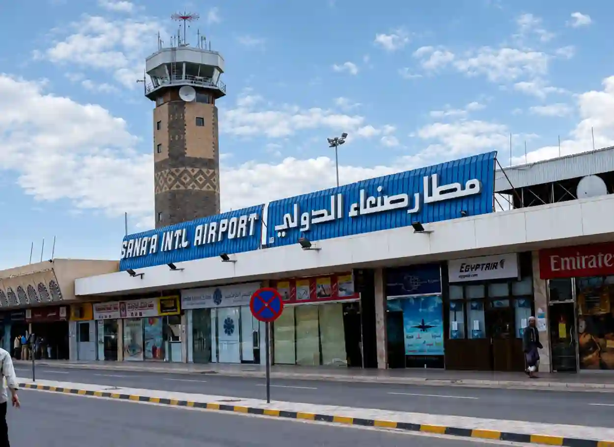 وزارة الدفاع تدعو إلى إخلاء مطار صنعاء وتحذر من الاقتراب من محيطه