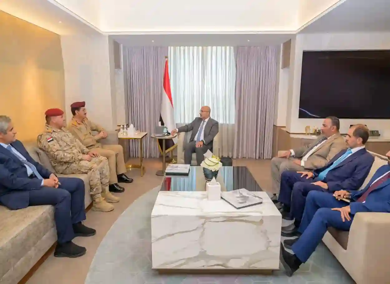 فيديو| طارق صالح يلتقي وزير الدفاع لبحث أولويات المرحلة وتعزيز جاهزية القوات المسلحة