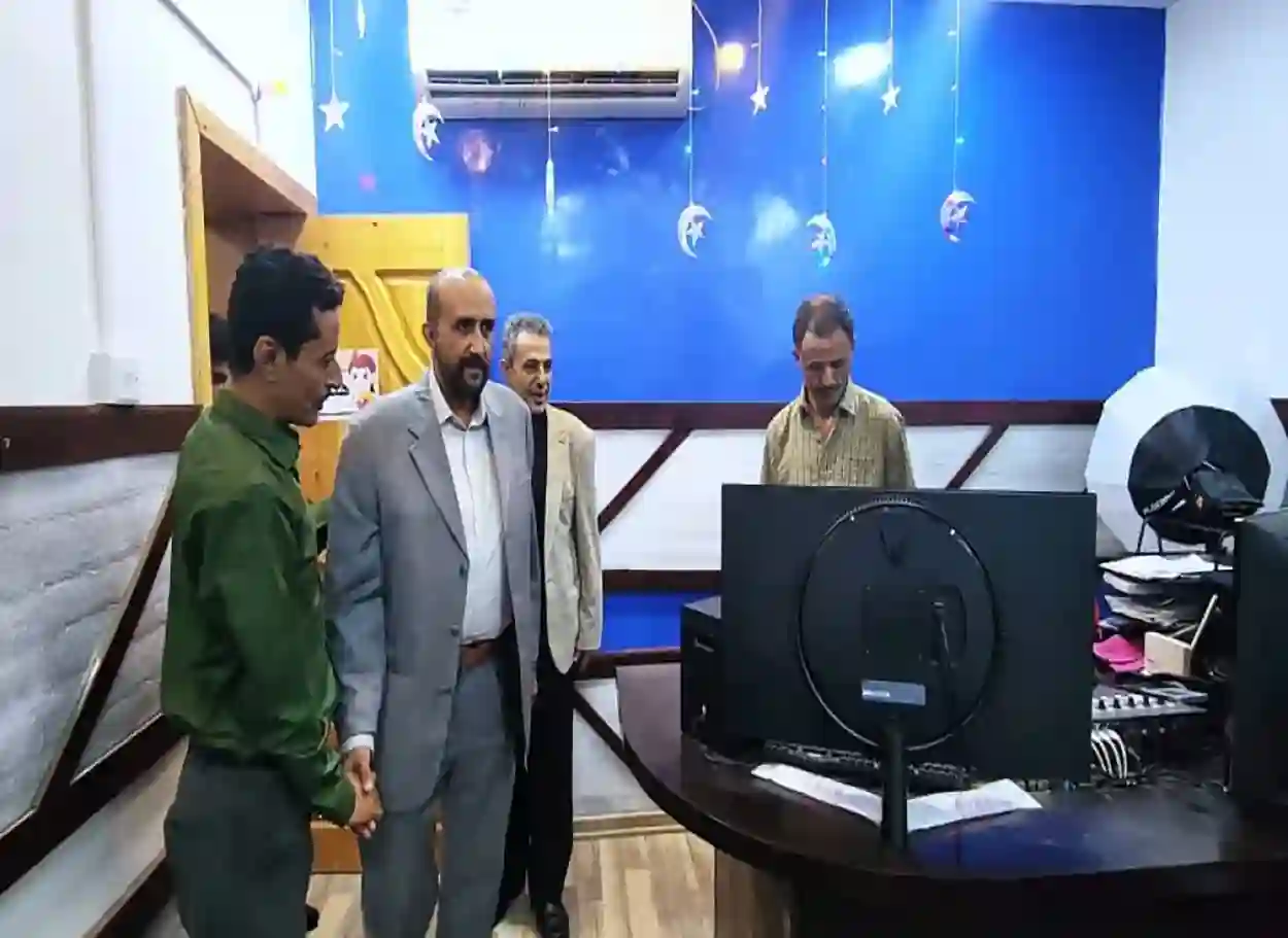 وكيل وزارة الإعلام يزور إذاعة "صوت المقاومة" في المخا ويثمن دورها في معركة الوعي