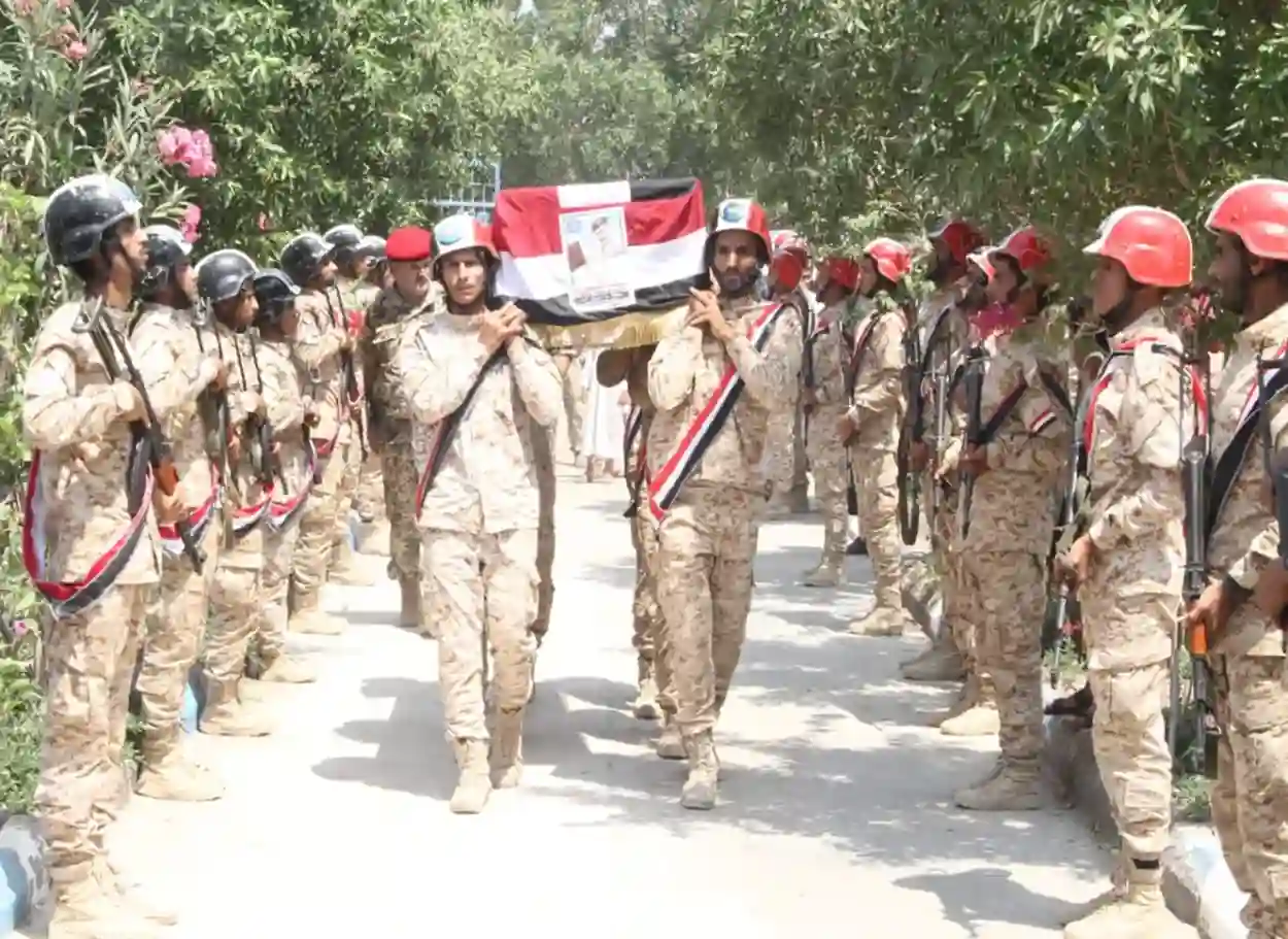 فيديو | المقاومة الوطنية تشيّع الشهيد العقيد الركن عارف القفاز بمراسم رسمية وشعبية في المخا