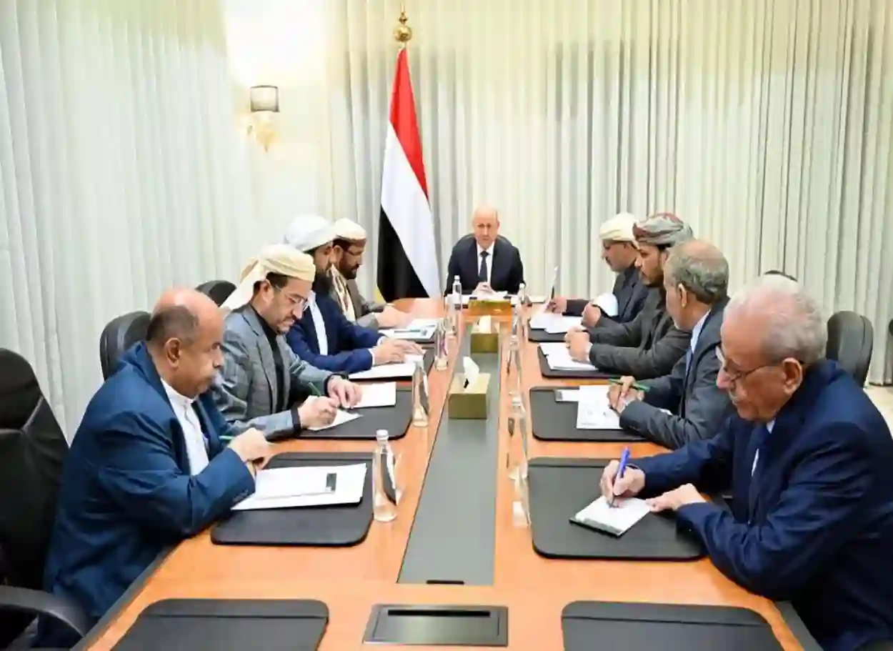 مجلس القيادة يوجّه بملاحقة المتورطين في التخابر مع الحوثيين ويحذر من عقوبات تصل إلى الإعدام
