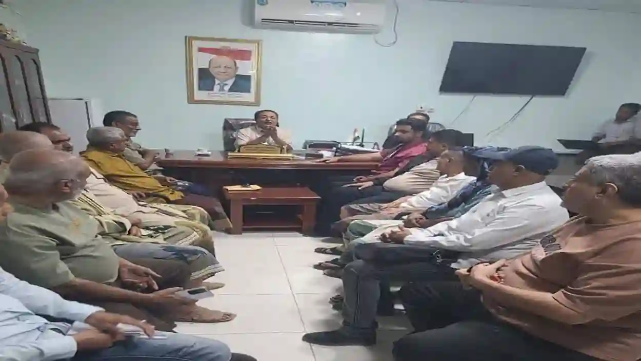 مدير ميناء المخا يبحث مع الوكلاء الملاحيين آليات تعزيز التنسيق وتطوير الأداء