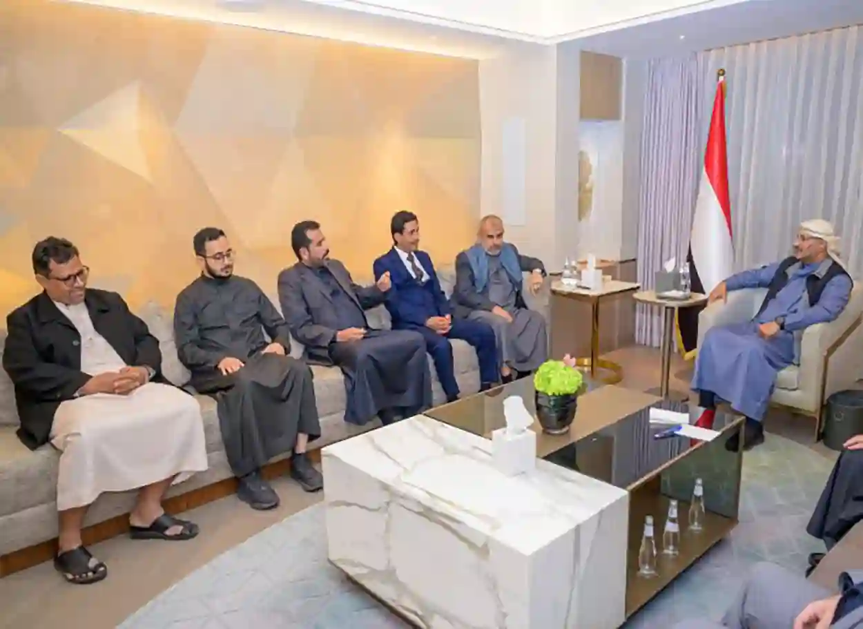 طارق صالح يلتقي الوفد الحكومي لمفاوضات الأسرى