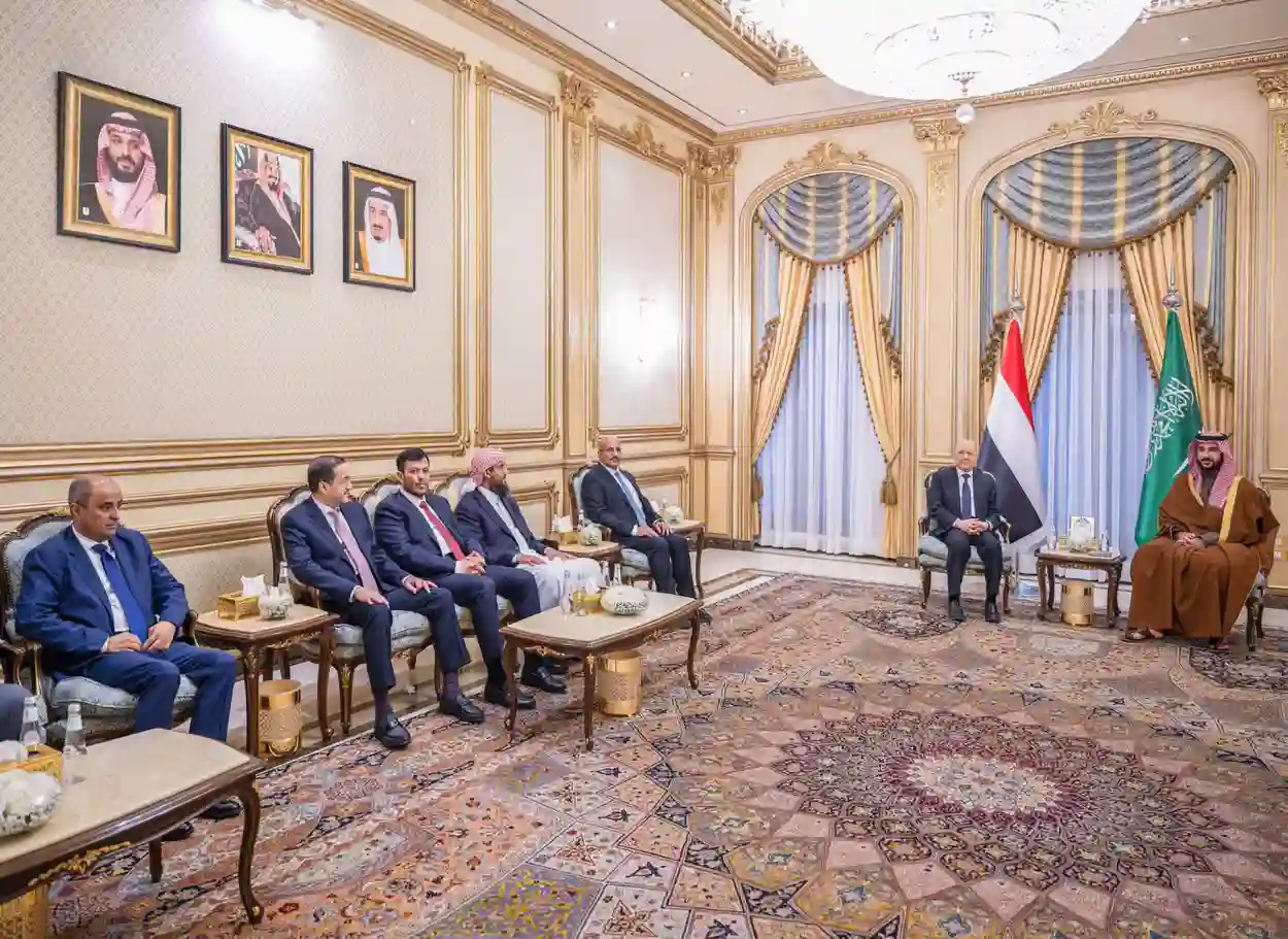 رئيس وأعضاء مجلس القيادة الرئاسي يلتقون وزير الدفاع السعودي