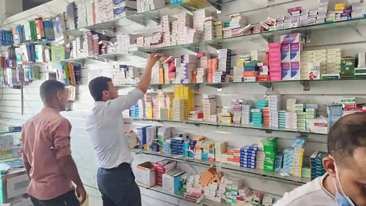 صور| حملة تفتيش في المخا تضبط كميات كبيرة من الأدوية المنتهية والمهربة