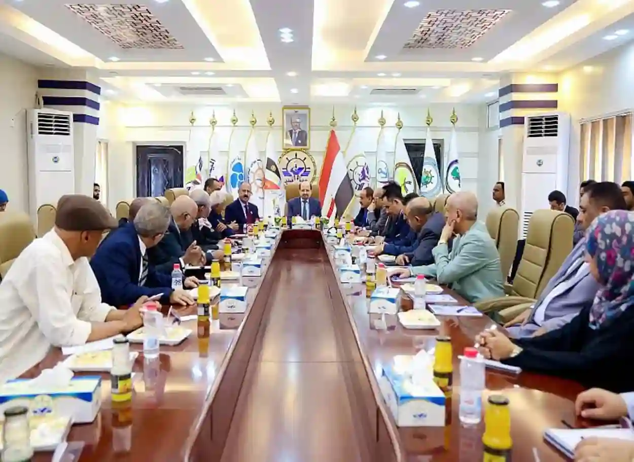 رئيس الوزراء: استهداف ميناء المخا تصعيد خطير يهدد الاقتصاد الوطني والملاحة الدولية