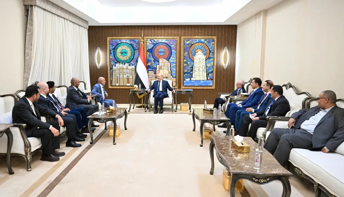 العليمي يجدد التزام الدولة بإغلاق ملف المحتجزين وفق مبدأ الكل مقابل الكل