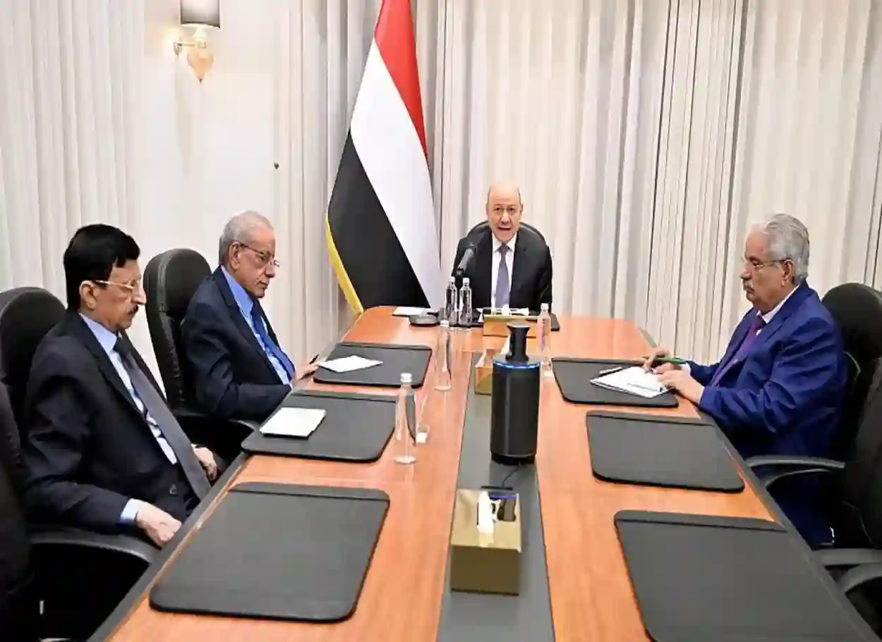 العليمي: الدولة لن تتنازل عن إدارة مجالها الجوي ومطاراتها ولن تسمح بفرض أمر واقع