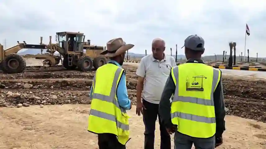 مدير عام المخا يتفقد المرحلة الثانية من طريق النصر الزراعي ويؤكد قرب إنجازه وأهميته التنموية في الساحل الغربي