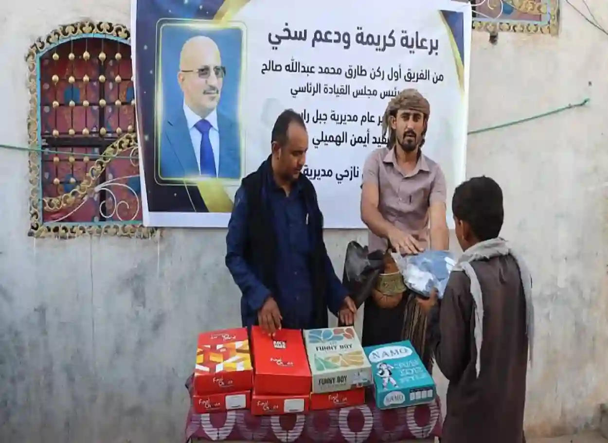 الحديدة: إنسانية المقاومة الوطنية توزع كسوة العيد على الأطفال النازحين والأيتام في جبل راس