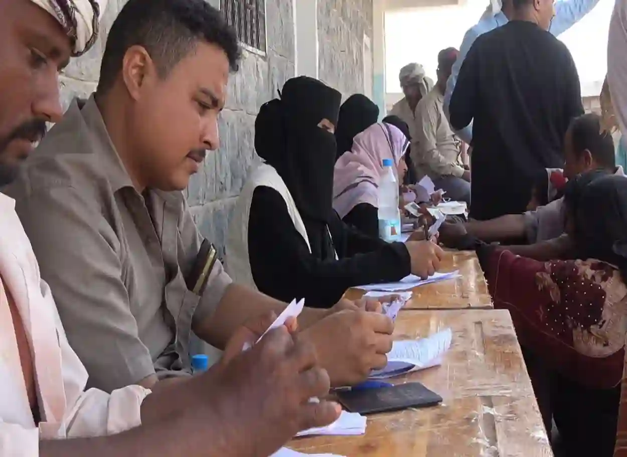 بدعم سعودي ورعاية طارق صالح.. إنسانية المقاومة الوطنية توزع سلالاً غذائية في ريف المخا