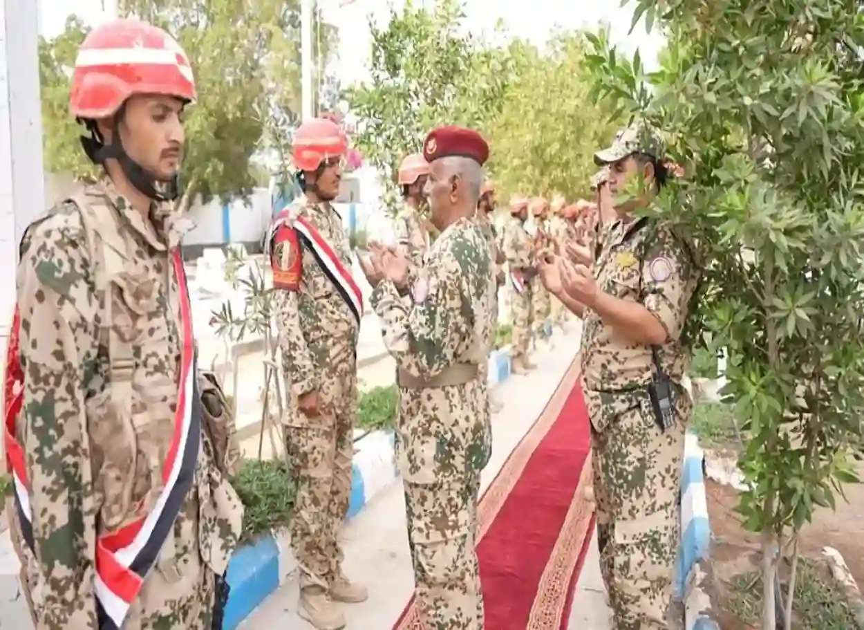 فيديو| اللواء لبوزة يضع إكليلاً من الزهور على فردوس شهداء المقاومة الوطنية في المخا 