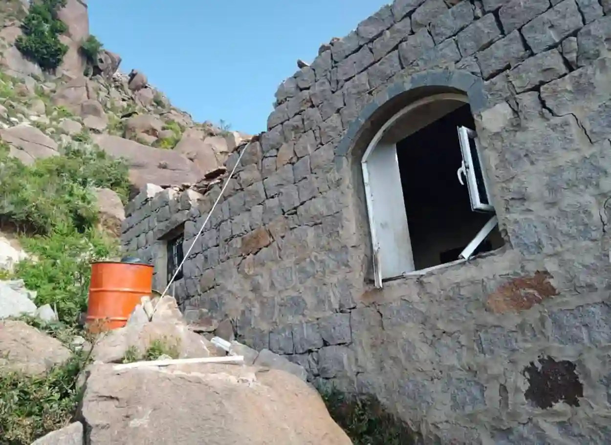 إصابة طفلة برصاص قناص حوثي في تعز