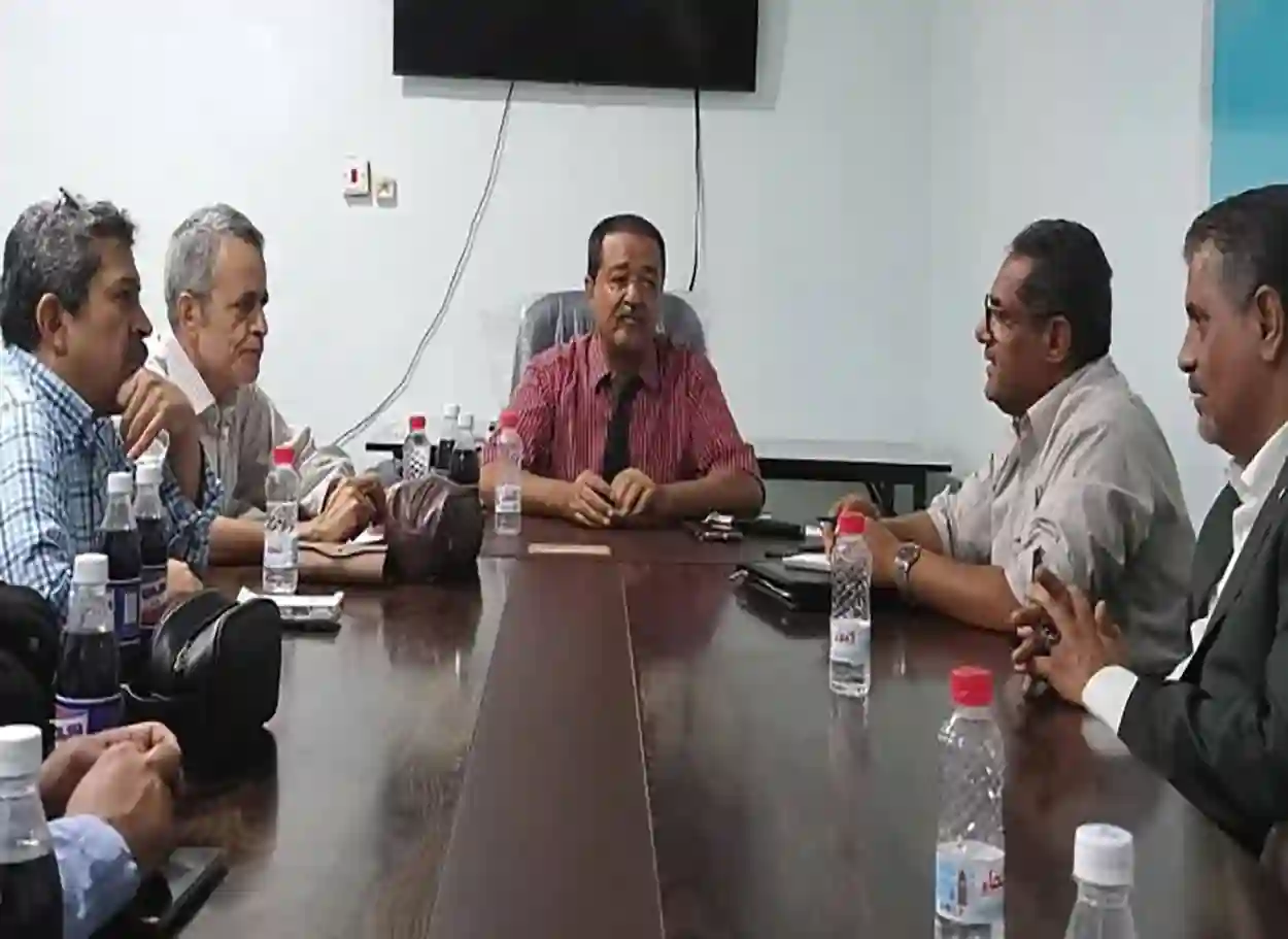 مدير مطار المخا يبحث مع شركة النفط تموين الطيران استعداداً لانطلاق الرحلات