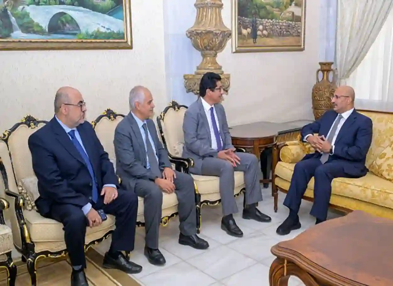 طارق صالح يقدم واجب العزاء بوفاة المناضل علي سالم البيض