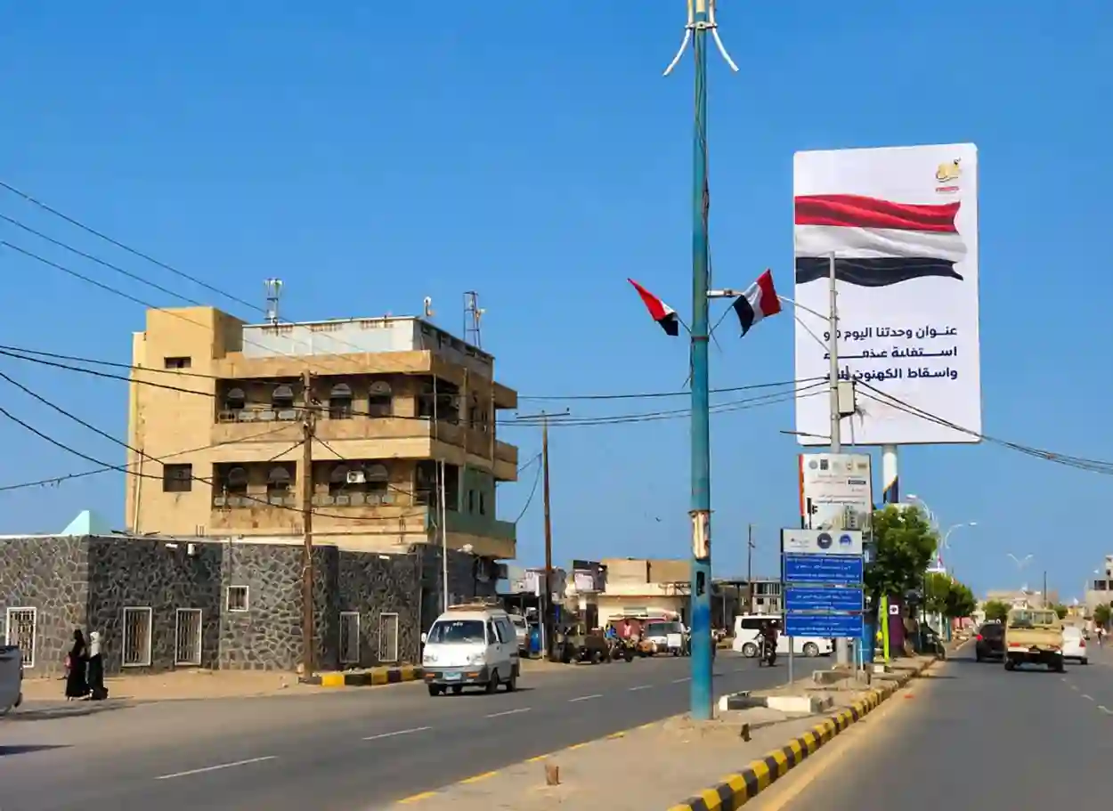 المخا تكتسي بأعلام الجمهورية اليمنية احتفاءً بالعيد الوطني الـ36