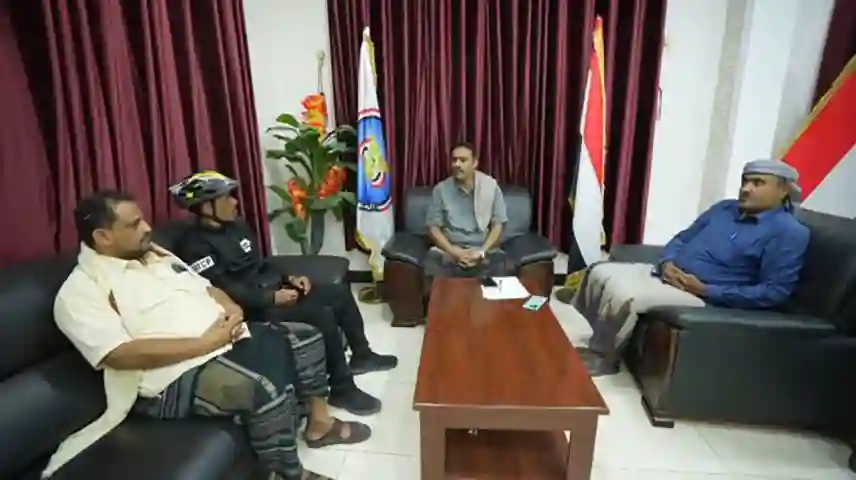 المزلم يستقبل الرحّال اليمني بشير الورد في المخا خلال رحلته الرياضية بين المحافظات