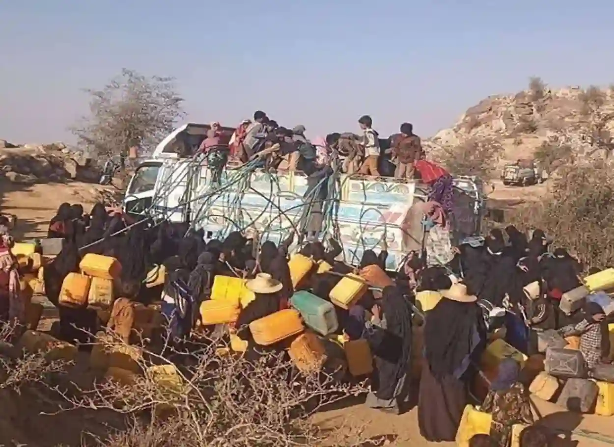 الحوثيون يمنعون وصول صهاريج المياه إلى قرى حجور بحجة