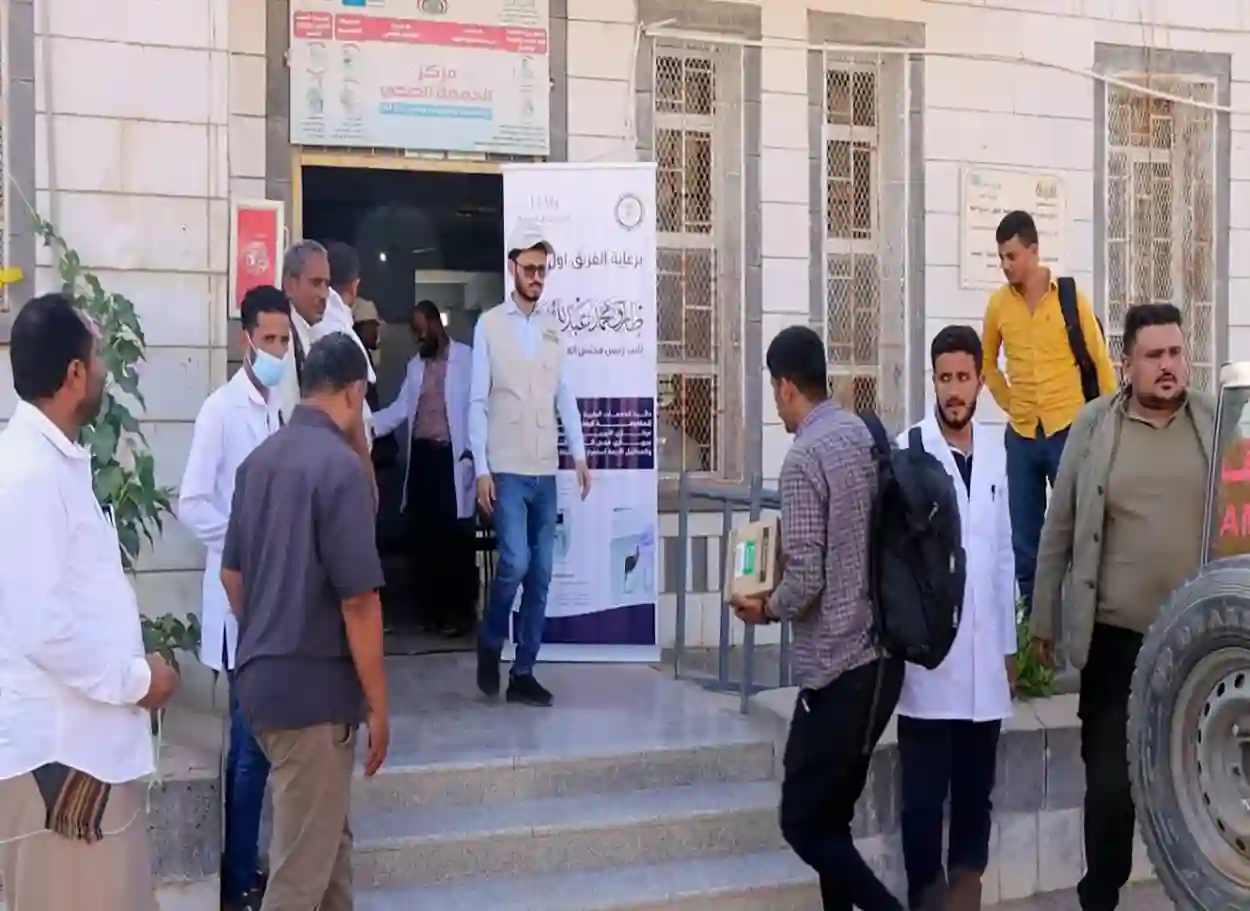 برعاية طارق صالح.. دعم صحي جديد لمركزي الجمعة والنجيبة بالمخا بأجهزة فحص الدم الشامل