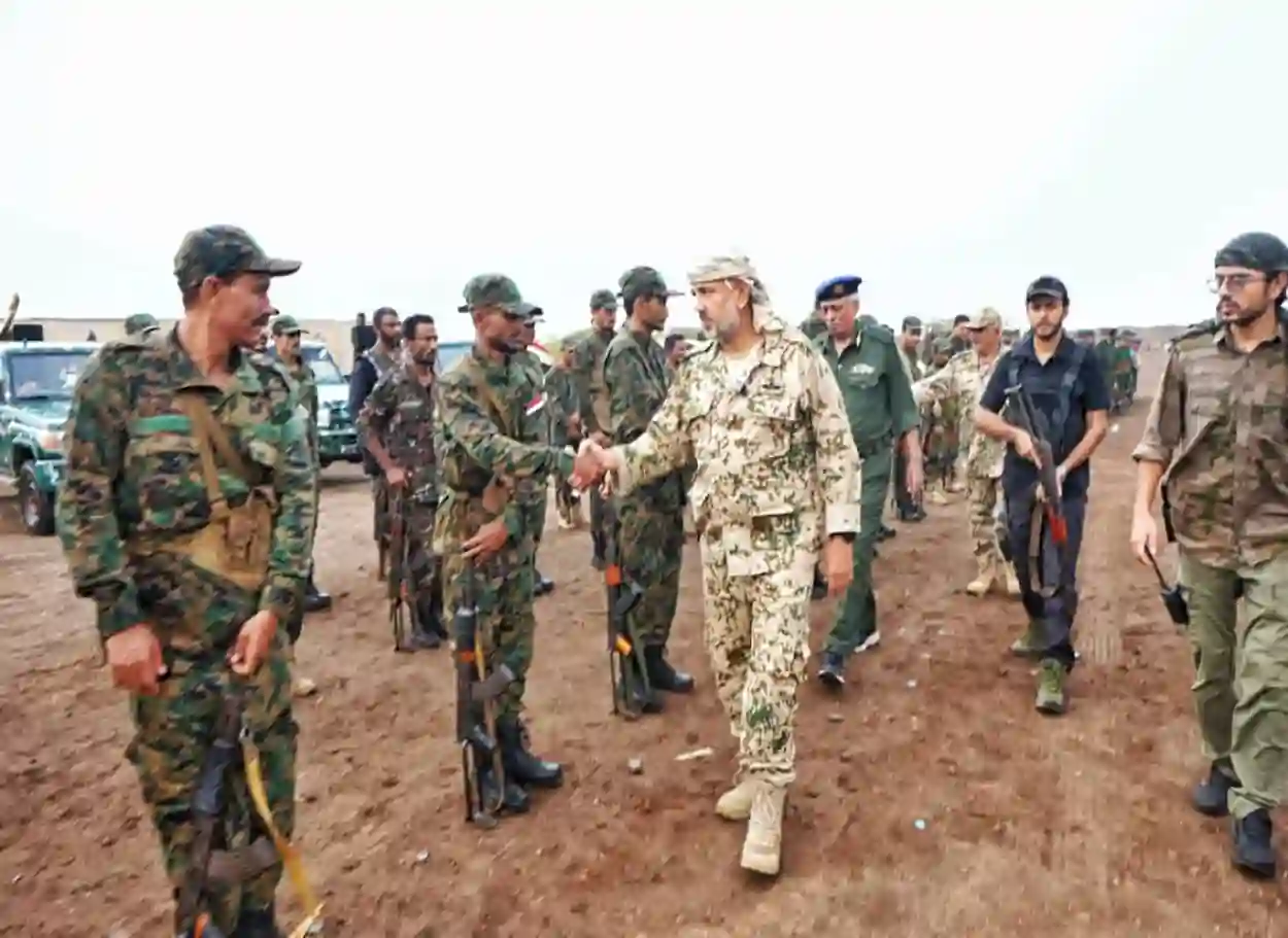 صور | الأكوع يعايد قطاع أمن الساحل الغربي ويشيد بالجاهزية والانضباط الأمني