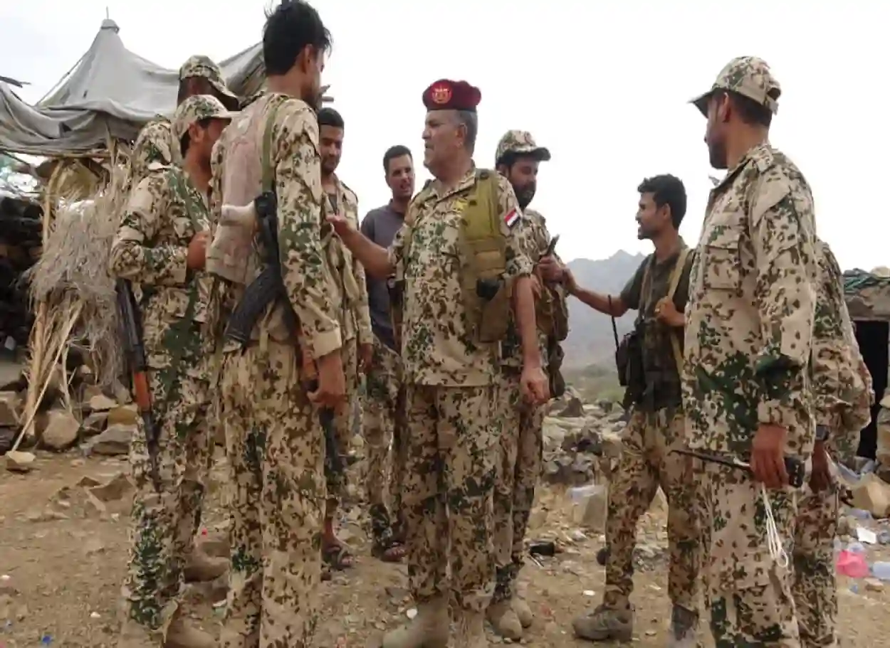 صور | قائد اللواء الثالث حراس الجمهورية يعايد أبطال اللواء السادس ويؤكد مواصلة النضال حتى استعادة الدولة