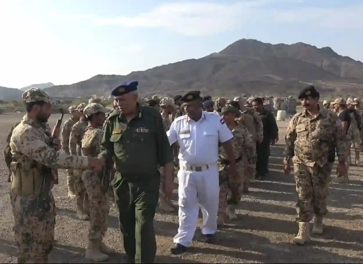 الحزورة يعايد أبطال اللواء الثاني مشاة بحري ويشيد بجهود تأمين البحر الأحمر