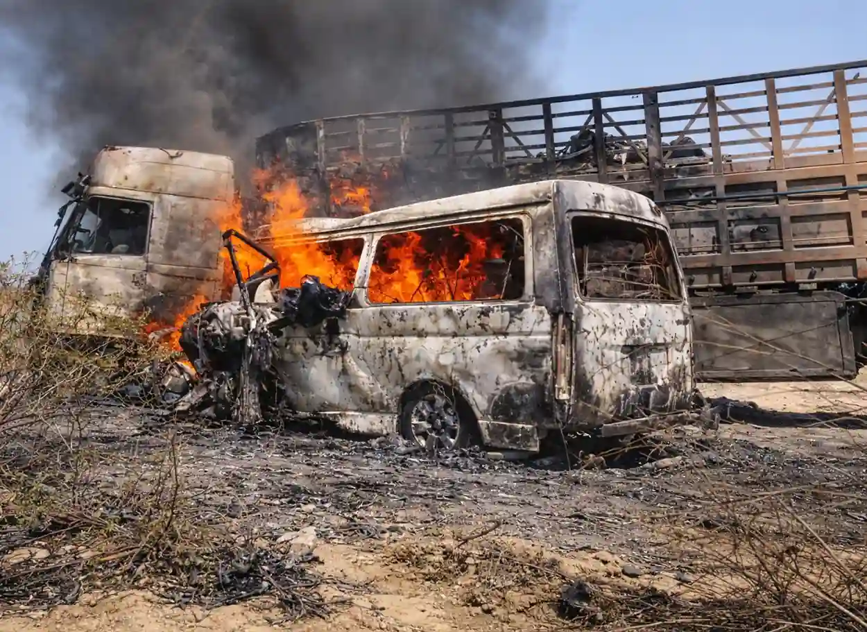 فيديو| وفاة 16 شخصاً باحتراق حافلة ركاب إثر تصادمها بشاحنة في أبين