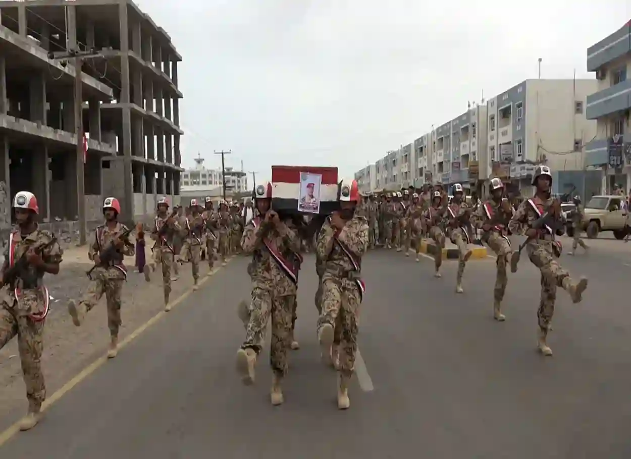 فيديو | المقاومة الوطنية تودع الشهيد العقيد الماعطي بمراسم تشييع رسمية في المخا