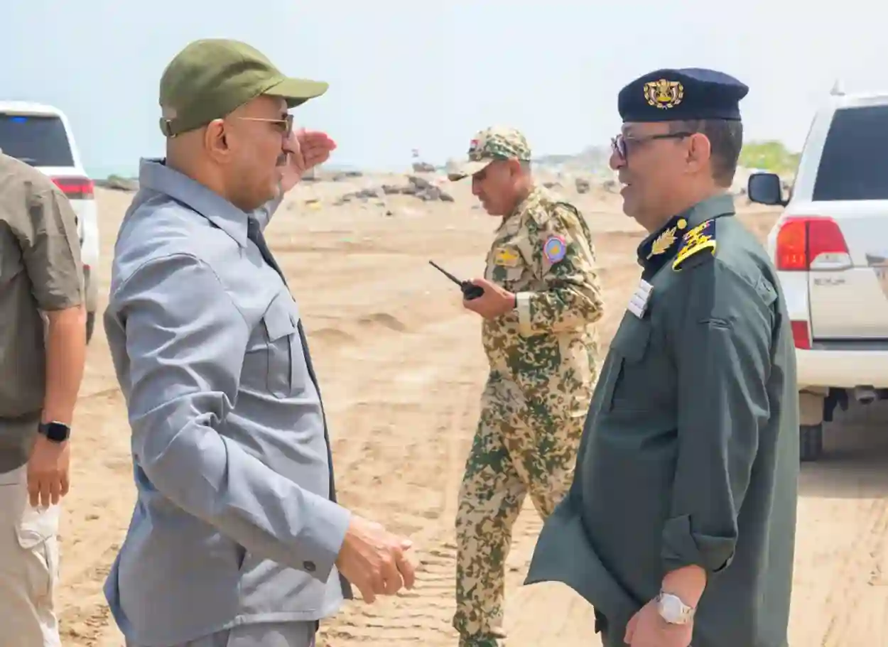 صور | طارق صالح يتفقد ساحل المخا ويوجه برفع الجاهزية لاستقبال زوار عيد الأضحى