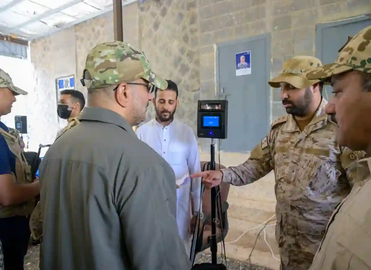 فيديو | طارق صالح يؤكد دعم مجلس القيادة لإصلاحات الجيش ويطّلع على عمل لجنة البصمة الحيوية
