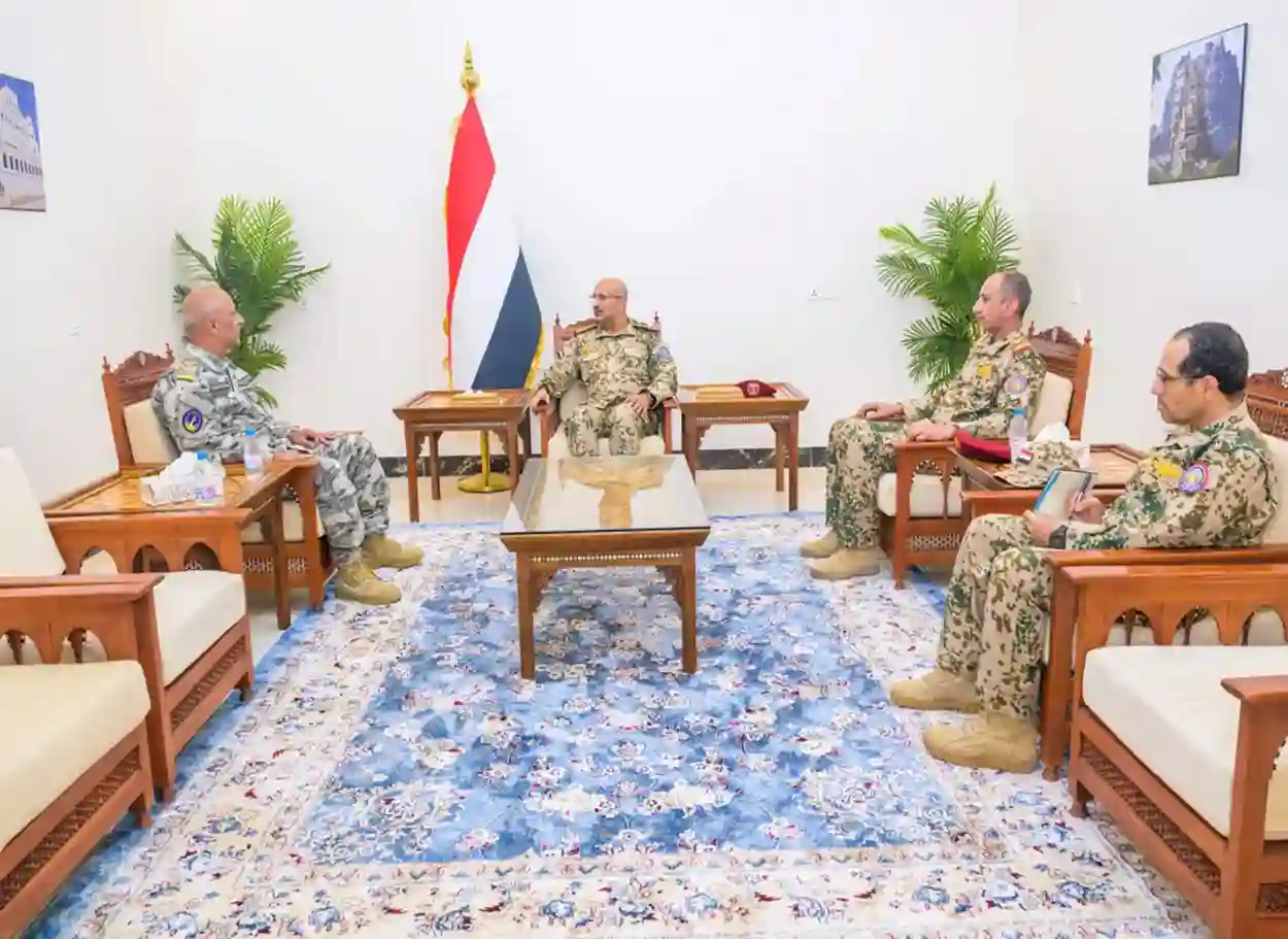 فيديو| الفريق طارق صالح يستقبل في المخا رئيس مصلحة خفر السواحل