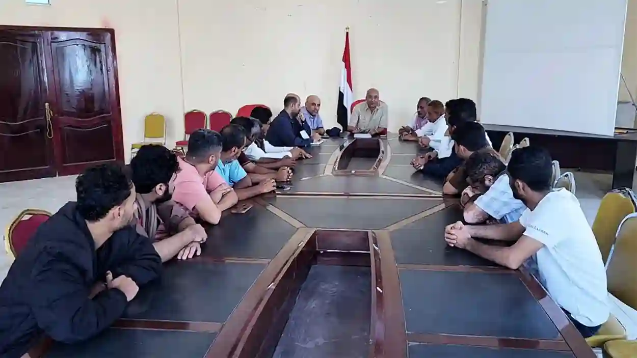 السلطة المحلية بالمخا تؤكد ضبط سوق الصرافة وفق توجيهات البنك المركزي