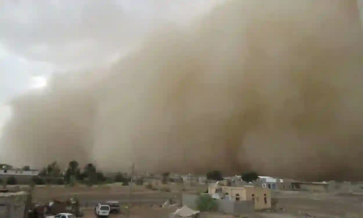 الأرصاد اليمني يحذر من انخفاض درجات الحرارة والغبار واضطراب البحر في باب المندب وخليج عدن