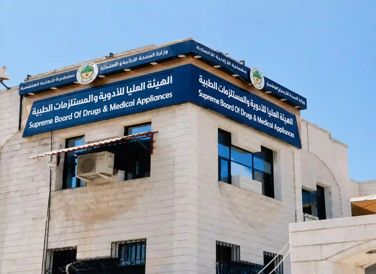 الهيئة العليا للأدوية في عدن تُقر إلزامية تثبيت السعر الرسمي للجمهور على عبوات الأدوية