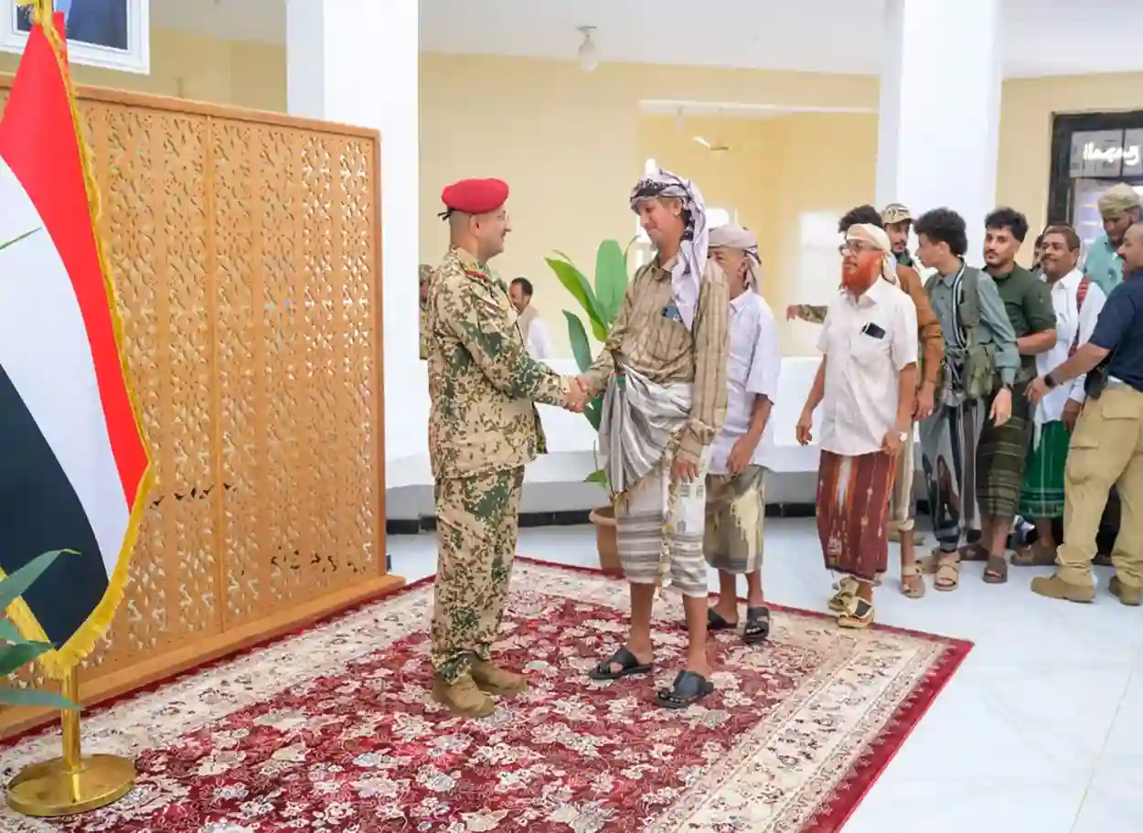 فيديو | الفريق طارق صالح يستقبل جموع المهنئين بعيد الأضحى في ذوباب المندب
