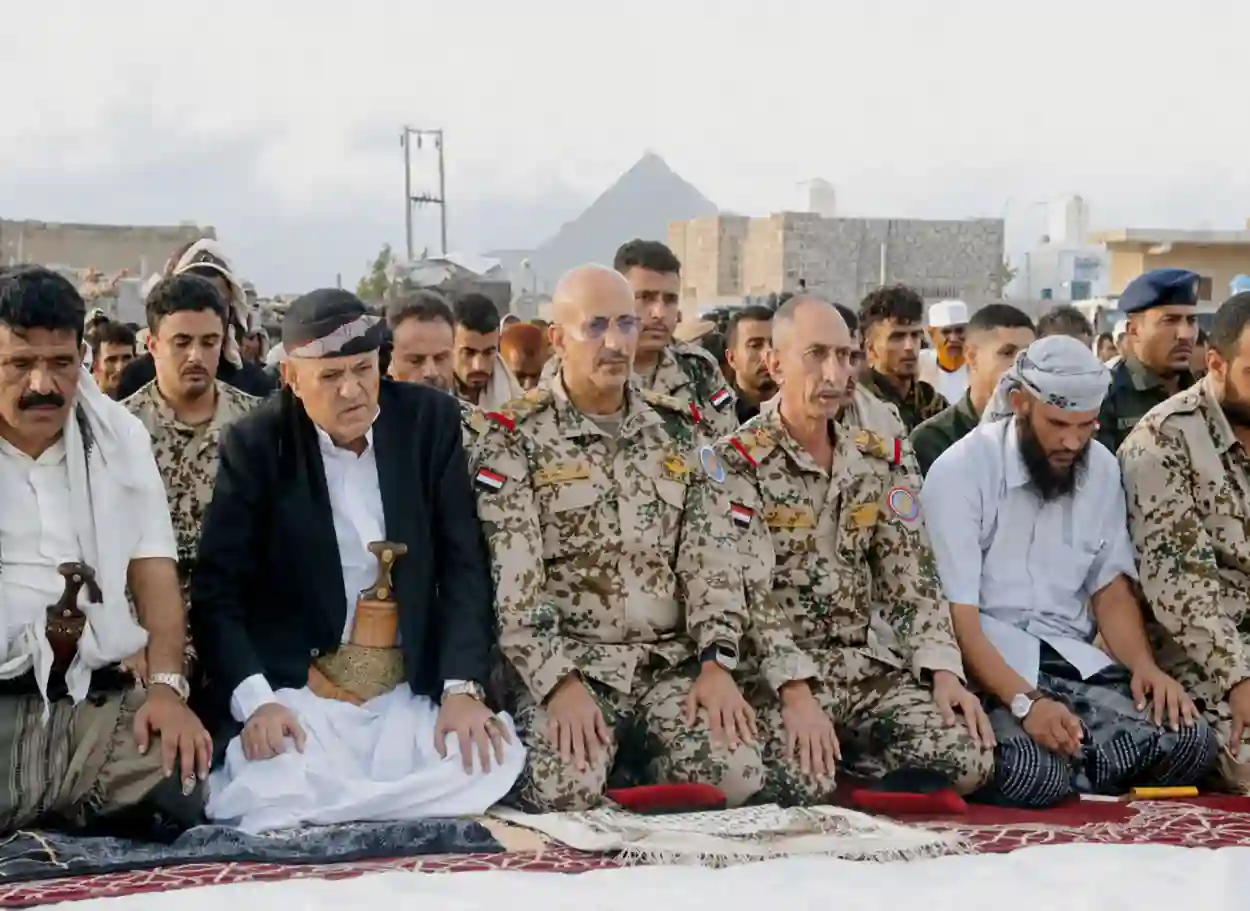 فيديو | الفريق طارق صالح يؤدي صلاة عيد الأضحى مع جموع المواطنين في باب المندب